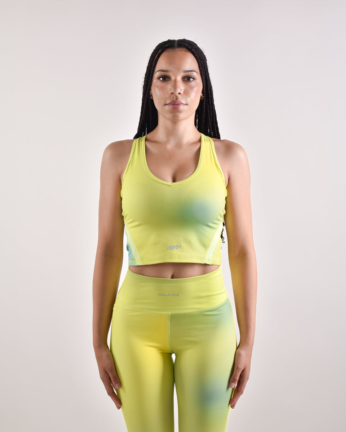 Woman wearing the EEVE Flex-Dry race top| 175 cm · size S