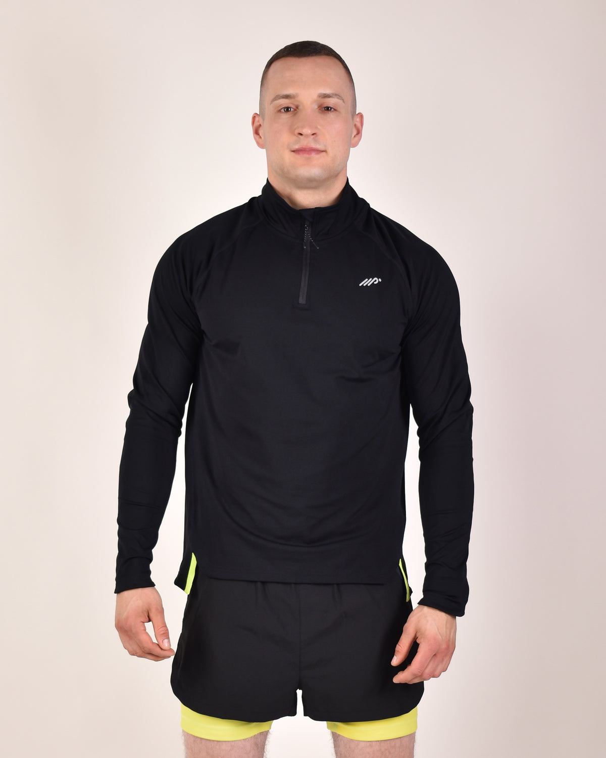 Man wearing the DAVO Recycled Performance long-sleeve | 185 cm · size L